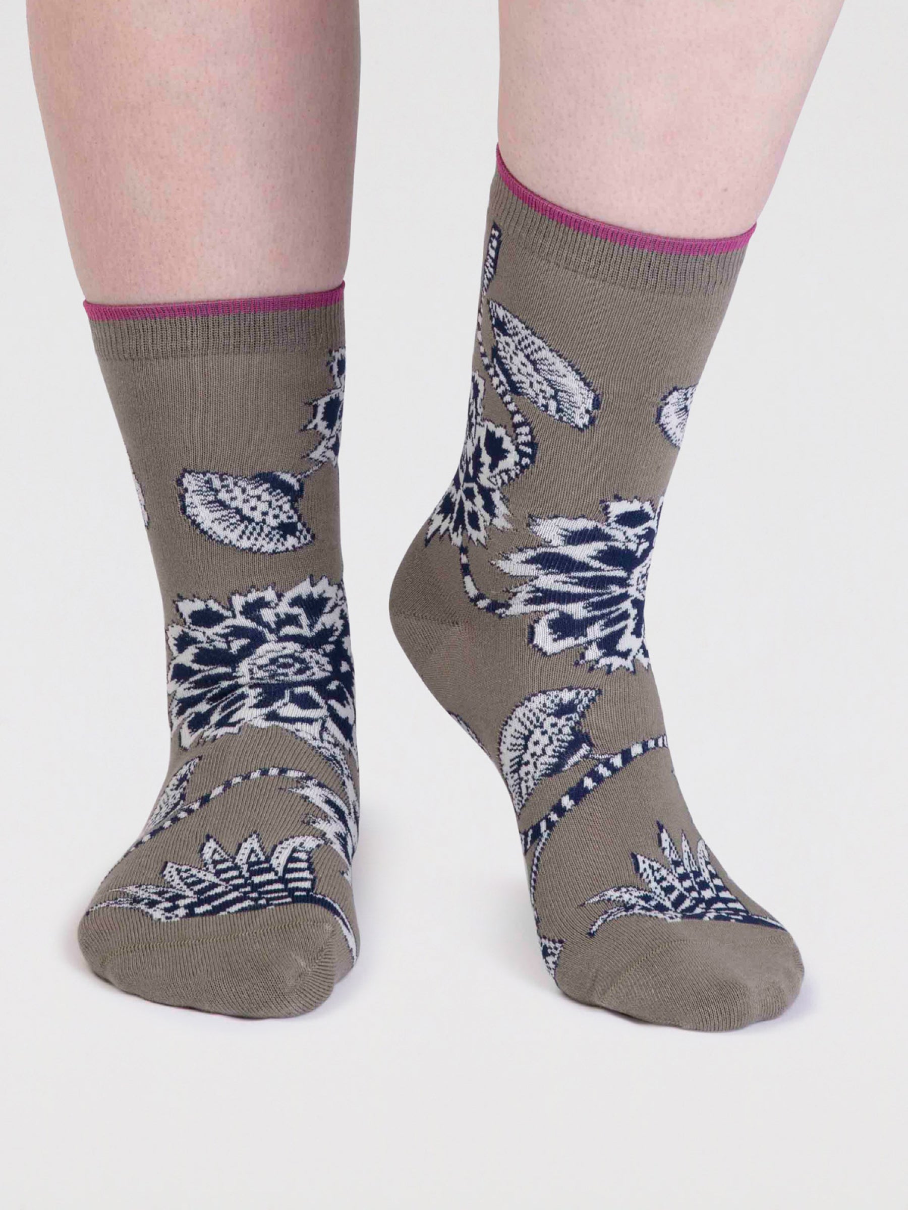 Freja Organic Cotton Abstract Flower Socks - Pea Green